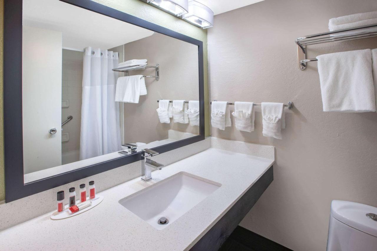 Hotel Baymont By Wyndham Grand Rapids Near Downtown à Wyoming Extérieur photo
