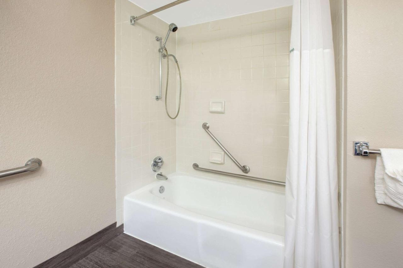 Hotel Baymont By Wyndham Grand Rapids Near Downtown à Wyoming Extérieur photo